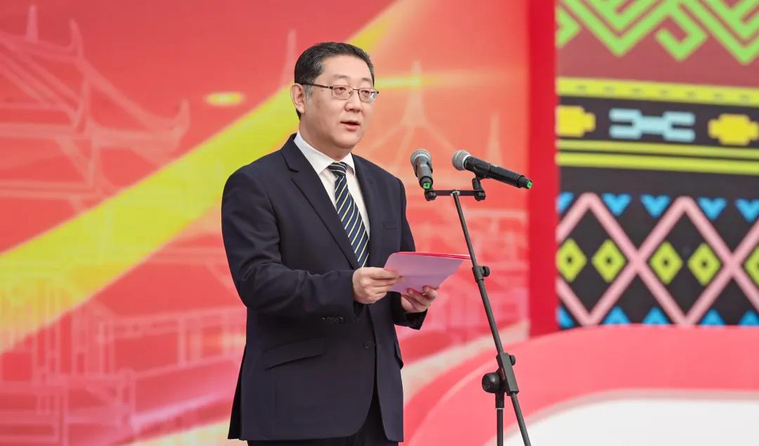 中共柳州市委副書記、柳州市人民政府市長(zhǎng)張壯致辭。.jpg