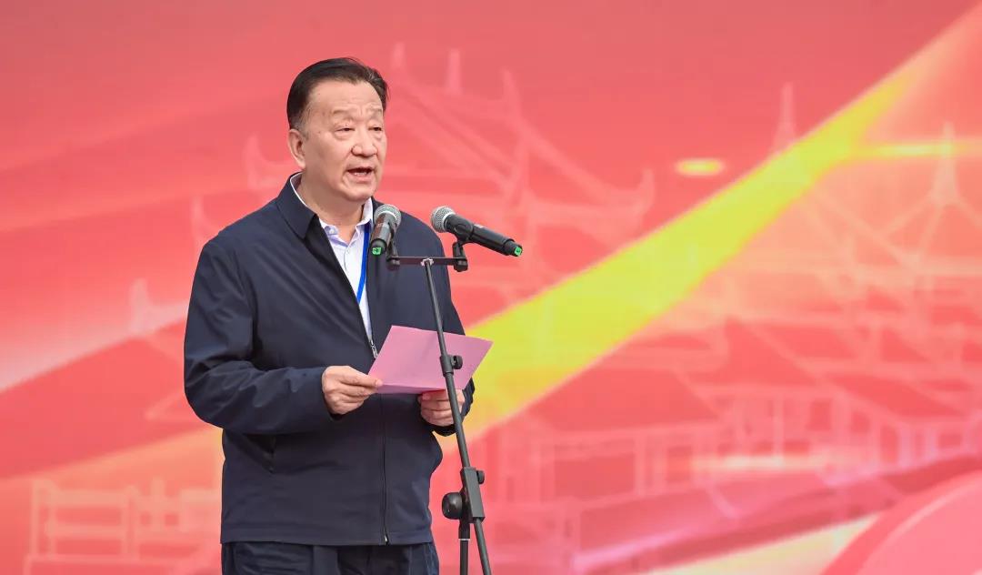 中國(guó)茶葉流通協(xié)會(huì)會(huì)長(zhǎng)、全國(guó)茶葉標(biāo)準(zhǔn)化技術(shù)委員會(huì)主任委員王慶致辭。.jpg