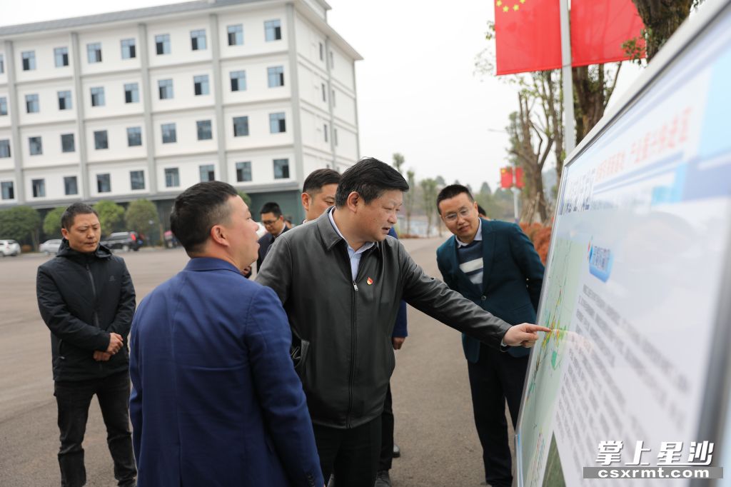 付旭明在桑植工業(yè)園B區(qū)考察產(chǎn)業(yè)發(fā)展情況。.jpg