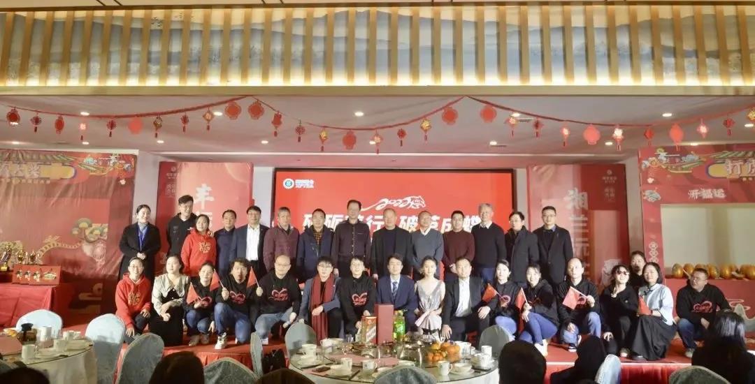 湘豐集團主要領(lǐng)導和嘉賓與部分演職人員合影.jpg